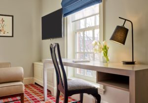 Editor Queen Desk Area (small)