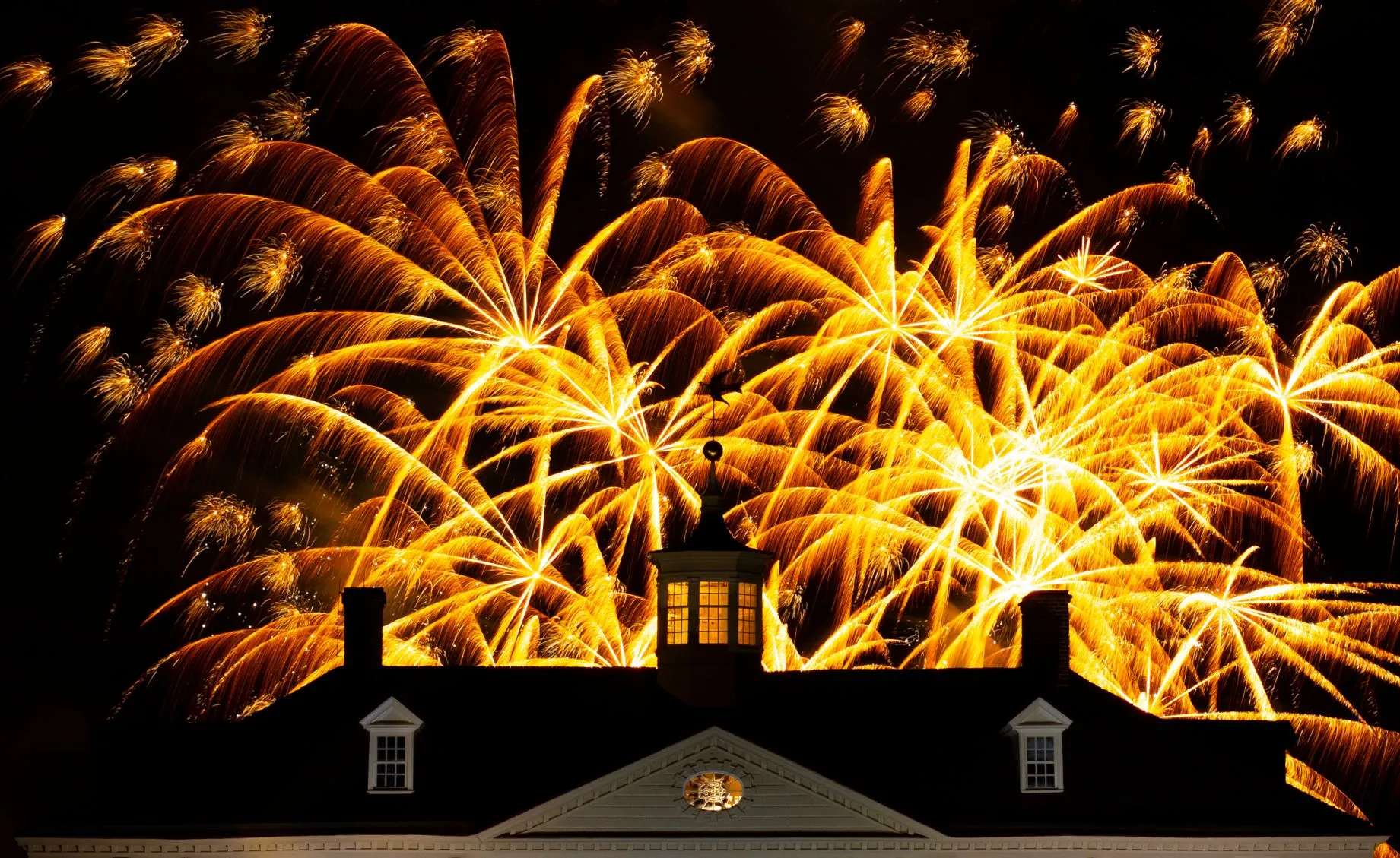 christmas-illuminations-fireworks-at-mount-vernon_B0676724-AEA1-4416-9EF278F0FD6F6817_events